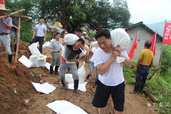 2016年，王三元（前排右一）與縣政協(xié)機關(guān)干部一起在沙畈河村抗洪搶險_副本.jpg