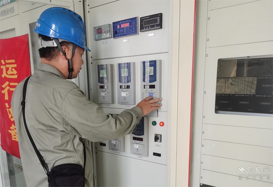 市供電人員正在處理泰山石膏公司停電問(wèn)題.jpg