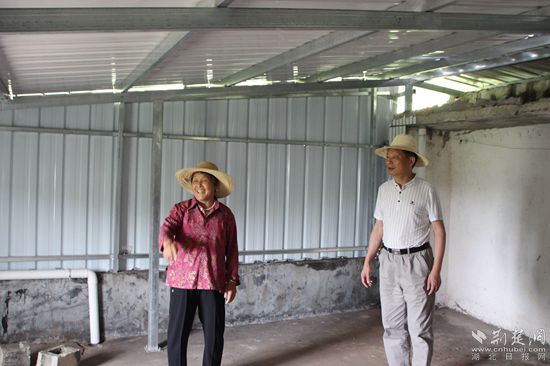 王三元為低保戶張鳳元建的檔雨頂棚_副本.jpg