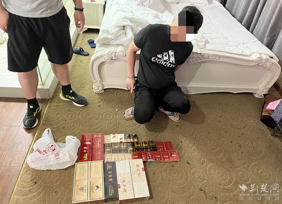 警方抓捕現(xiàn)場(chǎng)查獲的贓物_副本.jpg