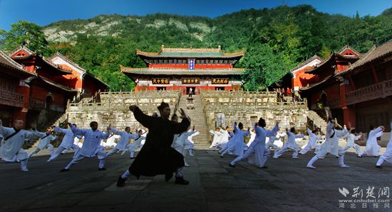 天下太極出武當(dāng)-鄧麗芬_副本.jpg