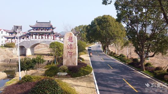 金家鋪鎮(zhèn)南大門龍?zhí)逗哟錩副本.jpg