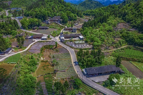 宣恩縣椒園集鎮(zhèn)至鑼圈巖段公路，全長8公里，途經(jīng)椒園村、涼風(fēng)村、鑼圈巖村，該公路建成既有效帶動沿線煙葉等產(chǎn)業(yè)發(fā)展，又是曜天眼景區(qū)的