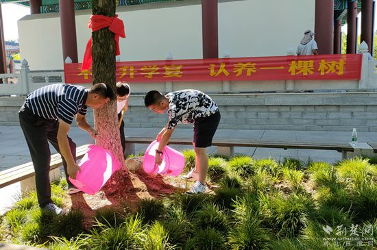 江熠晨正在給香樟樹澆水_副本.jpg