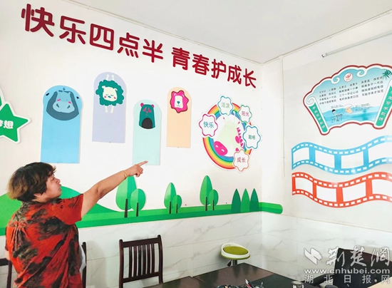 向文村村主任向我們介紹“四點(diǎn)半學(xué)?！?，四點(diǎn)半學(xué)校是向文村村委會(huì)為了促進(jìn)當(dāng)?shù)貎和n后讀書的公益閱讀項(xiàng)目_副本.jpg