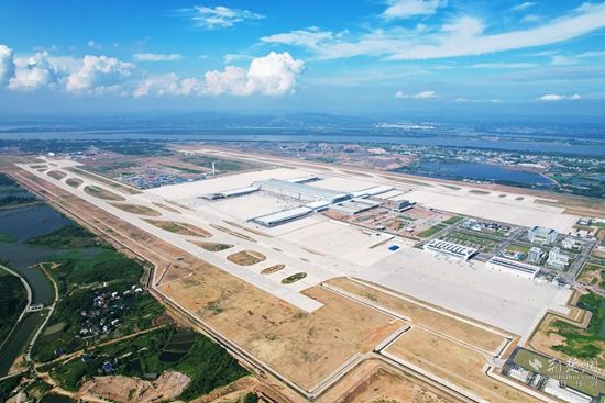 濱江擁湖的鄂州機場-牛暢，拍攝于2022年6月初，主題：鄂州花湖機場地理優(yōu)勢優(yōu)越，周邊生態(tài)環(huán)境良好，通過花馬湖水系綜合治理使得機