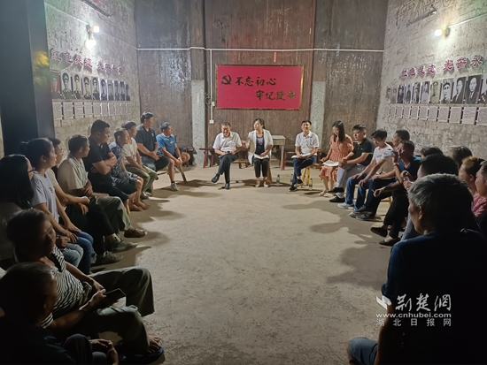 崇陽縣金塘鎮(zhèn)黨員干部在金塘村盧家大屋村灣開展灣子夜話,和群眾共商環(huán)境治理等事宜。.jpg