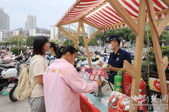 圖說(shuō)：宣傳員講解消防產(chǎn)品的使用方法_副本.jpg.jpg