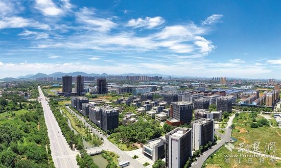 開發(fā)區(qū)·鐵山區(qū)廠房林立，風光旖旎。.jpg.jpg
