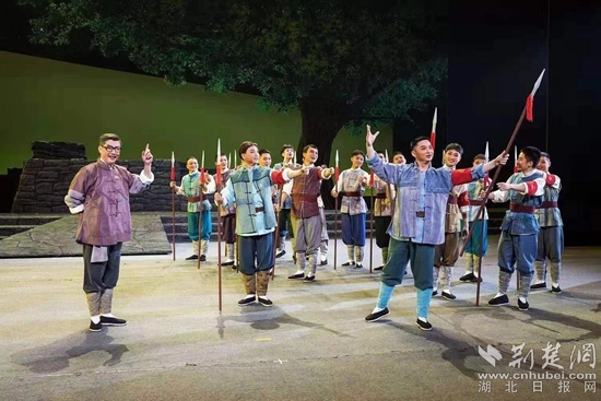 革命歷史題材楚劇《天明天亮》演出現(xiàn)場(chǎng)。通訊員供圖.webp.jpg