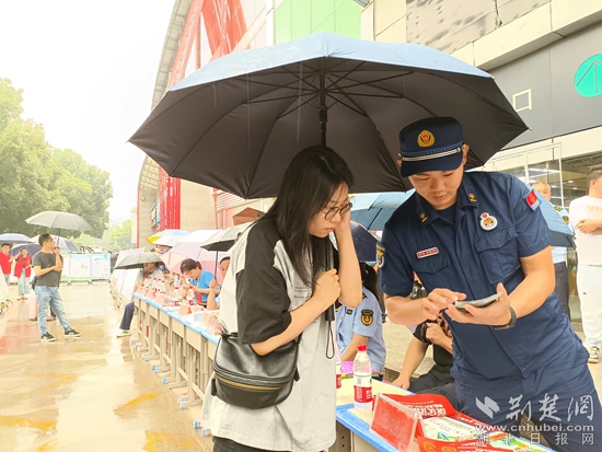 工作人員向居民發(fā)放宣傳手冊(cè)_副本.jpg