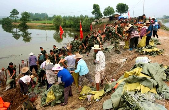 7月13日河頭村截流港管涌。軍民聯(lián)手保家園_副本.jpg.jpg