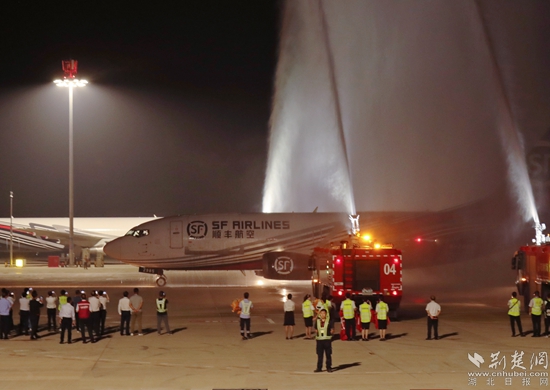 順豐B737-300航班“過水門”。金康 攝.jpg
