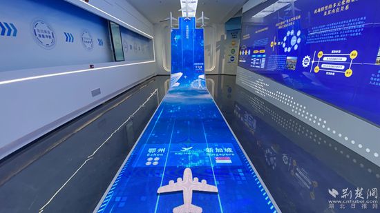 鄂州市臨空經(jīng)濟(jì)區(qū)招商展示中心展廳。記者 胡小軍 攝.jpeg