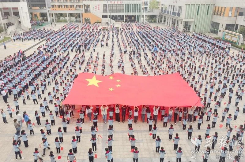 黃岡思源實驗學(xué)?！段遗c國旗同框》快閃活動。.jpg.jpg