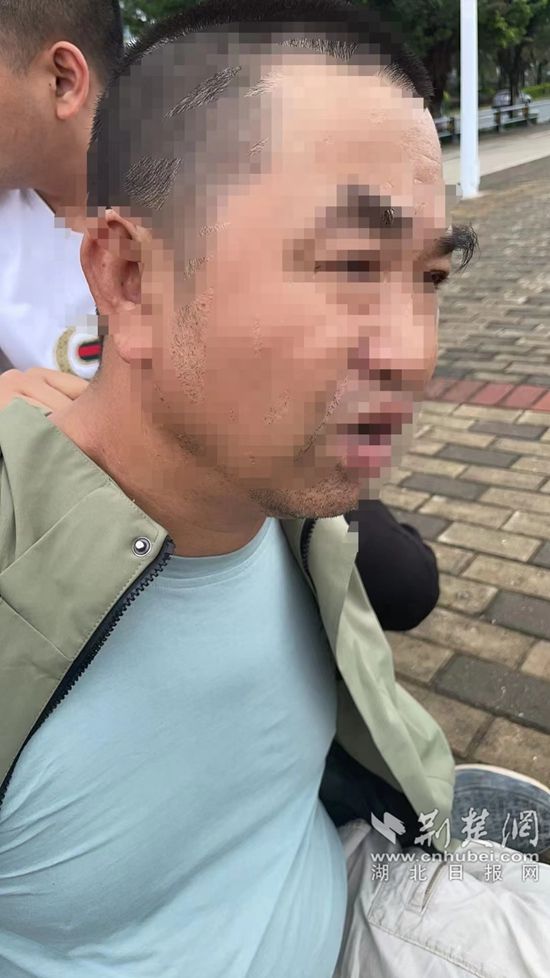郭某正在海堤邊抽煙，民警將其控制.jpg.jpg