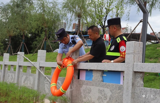 雙鶴派出所民輔警在轄區(qū)重點(diǎn)水域排查隱患，裝配救生工具.jpg